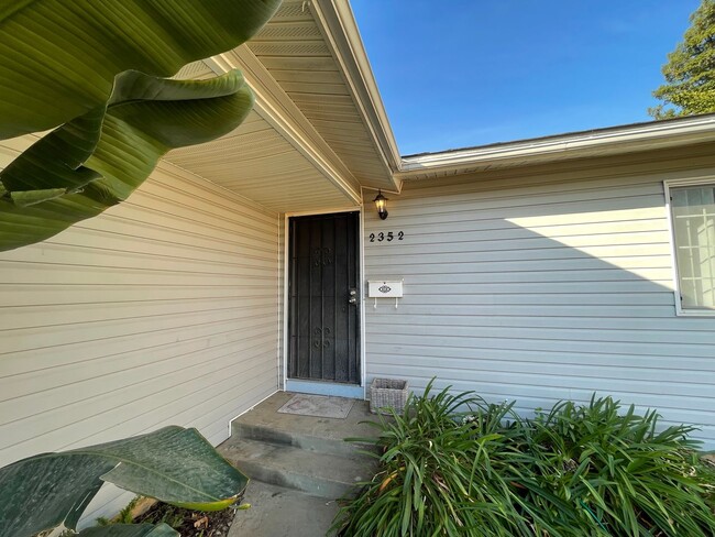 Building Photo - Charming 3-Bedroom Home with Fresh Interio...