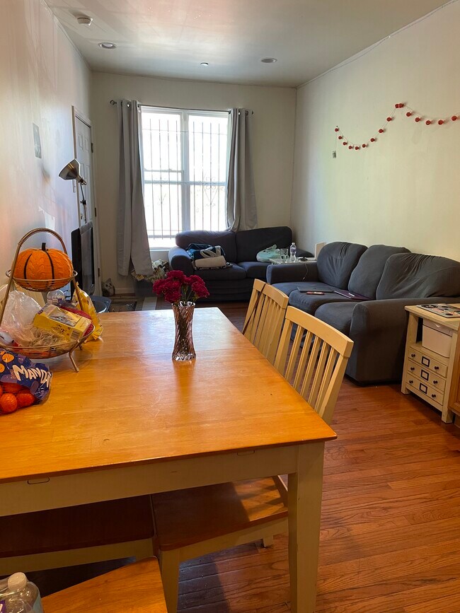 Photo - 1528 Willington St