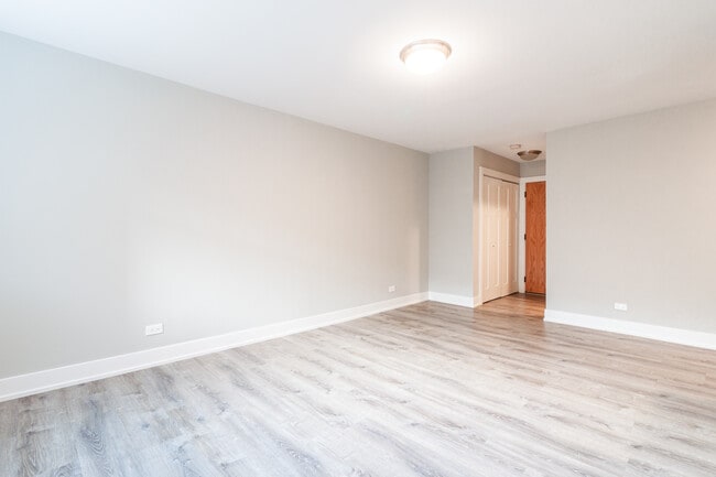 Photo - 525 W Surf St