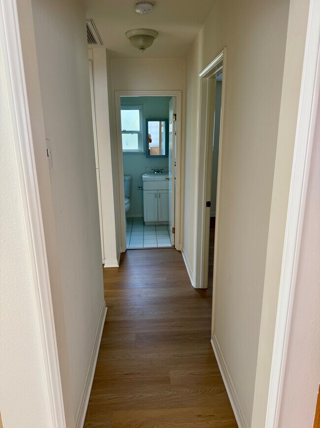 Hallway to Bathroom - 860 Manhattan Beach Blvd Apartamentos Unidad B