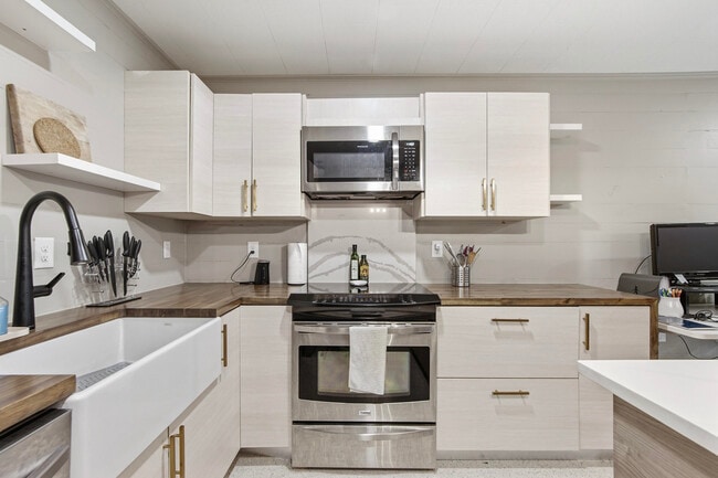 Photo - 215 Live Oak Ave E