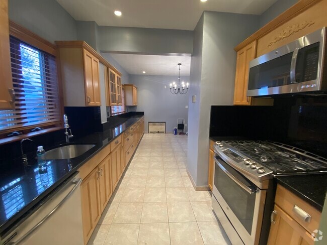 Building Photo - 64 Glenwood Rd Unit 2 Rental