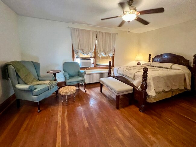 Building Photo - 209 Main St Unit Bedroom One - Queen Rental