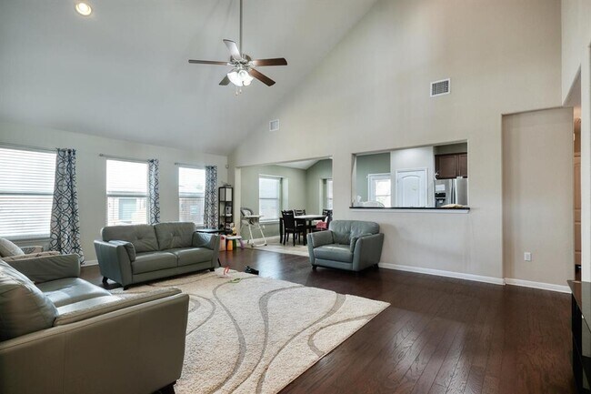 Photo - 413 Alsatian Ln