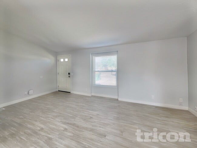 Photo - 1299 Mobile St