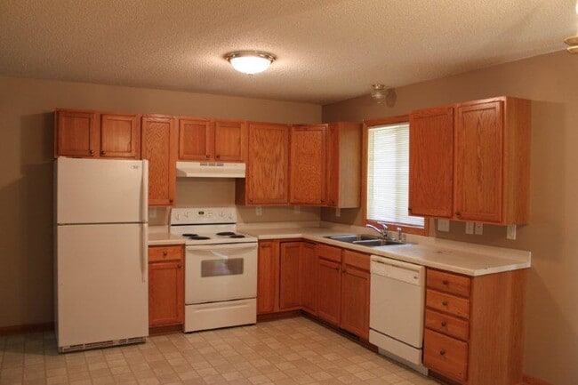 Photo - 3 Bedrooms, 1 Bathroom Single Family Home on End in Brainerd, MN w/2 car attached garage