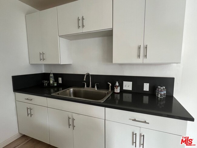 Photo - 2023 Reservoir St