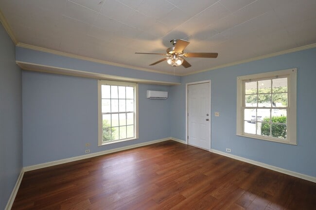 Photo - 300 E 6th St