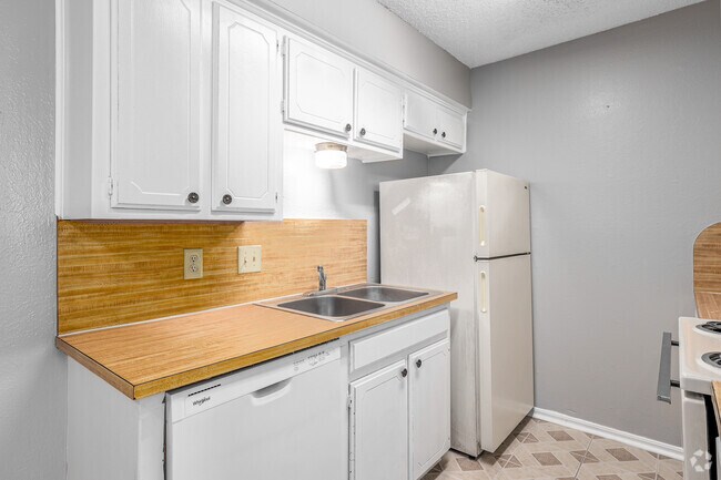 2BD, 1BA - 800SF - Kitchen - Copperstone Point