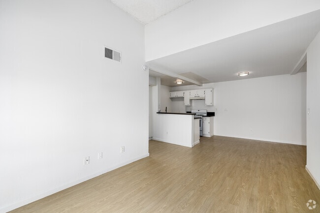 2BR, 2BA - 890SF - Living Room - 515 Harvard