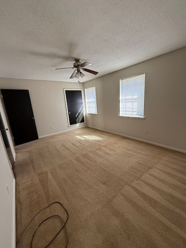 Photo - 497-497 Dickinson St