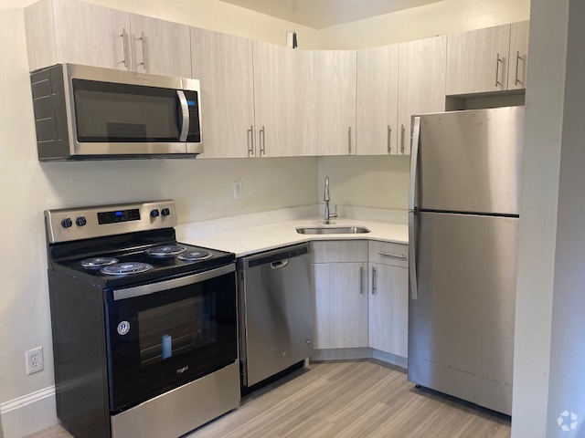 1 Bedroom Kitchen - Queen Lane Manor Rental