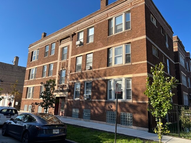 Building Photo - 4038 W Dickens Ave Unit G