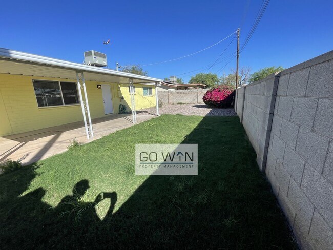 Photo - 4 Bed/ 2 Bath - House With Backyard!