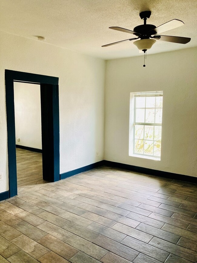 Photo - 104 E Waco St