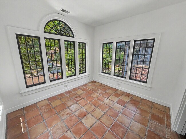 340 N McLean Blvd Unit 4