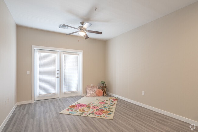 1BR, 1BA - 651SF
