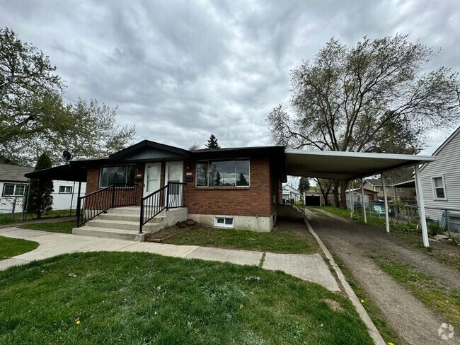 Building Photo - Spacious Split-Level 3 bed, 1 Bath Duplex ... Rental
