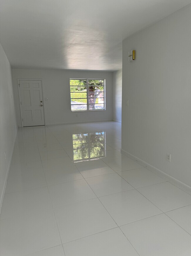 Spacious, open layout with beautiful new white ceramic tile floors - 11535 SW 81st Rd