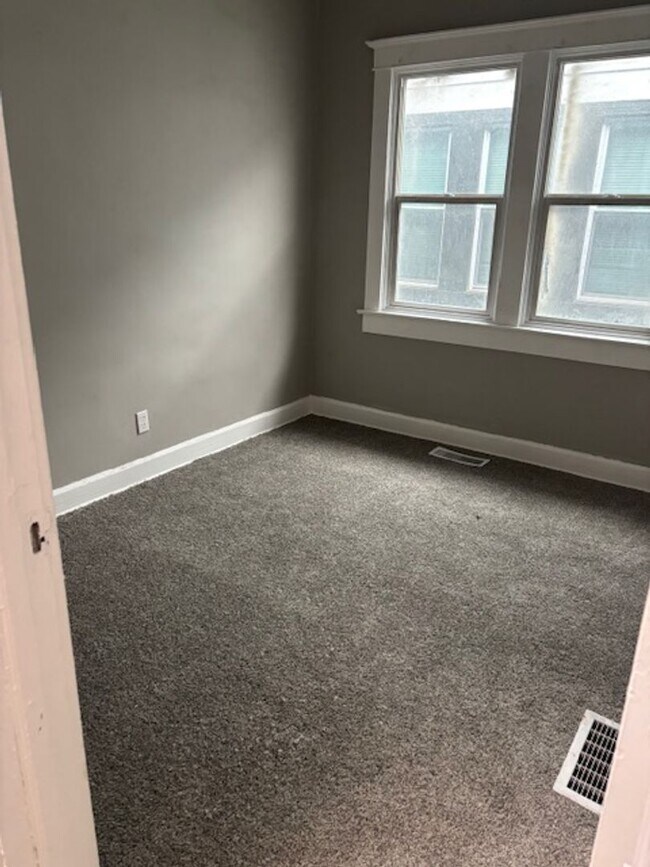 Photo - 4 bedroom House On Lasalle St!