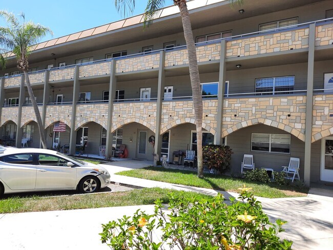 Building Photo - 1/1 condo - 55+ community