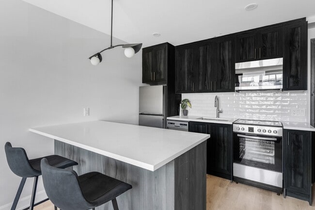 Photo - 658 Somerset St W