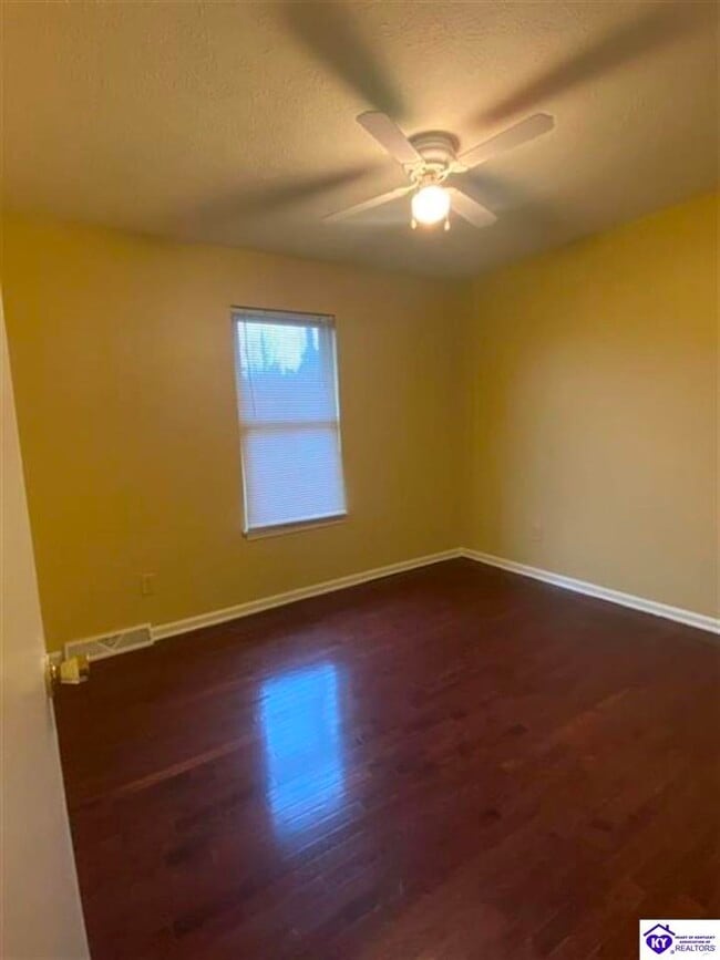 Photo - 621 E Lincoln Trail Blvd