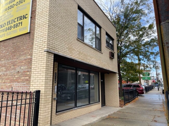 Building Photo - 6341 W Belmont Ave Unit 2R