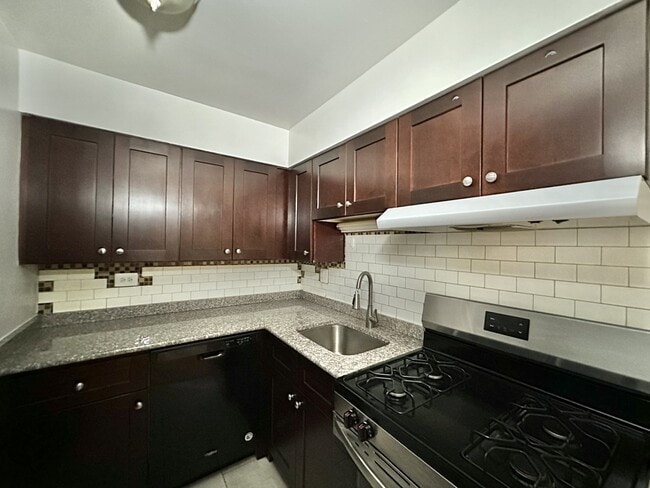 Photo - 3710 N Pine Grove Ave Unit 804