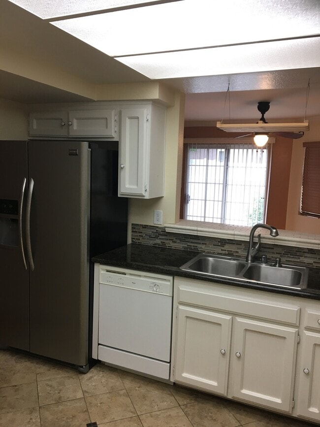 Photo - 2 Bed, 2 1/2 Bath Townhome with 1 car garage!