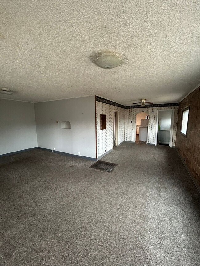 Photo - 853 S Main St