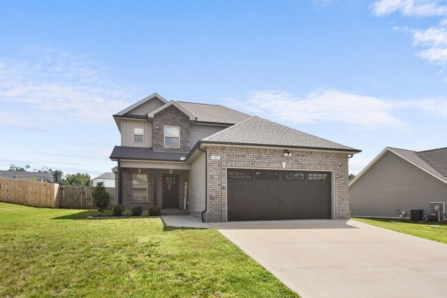 Building Photo - Pet Friendly Three Bedroom!