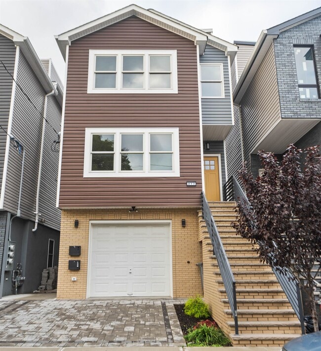 Building Photo - 277 Pearsall Ave Unit 1