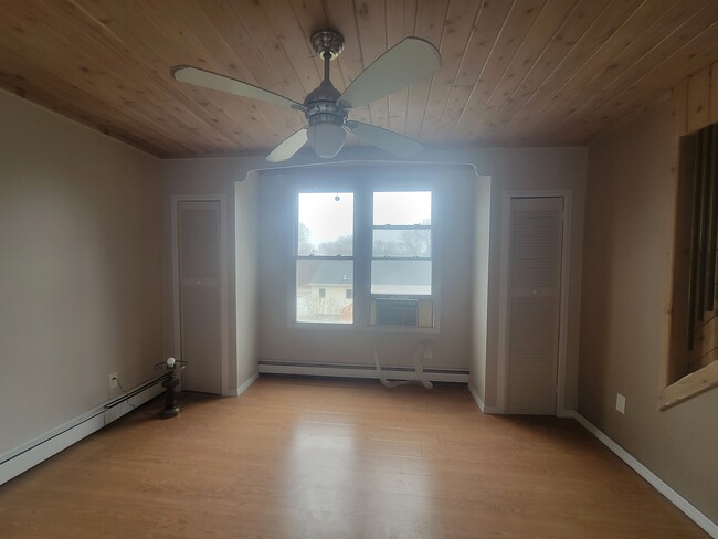 Building Photo - 22 Loughlin Dr Unit #2 Side Apartment