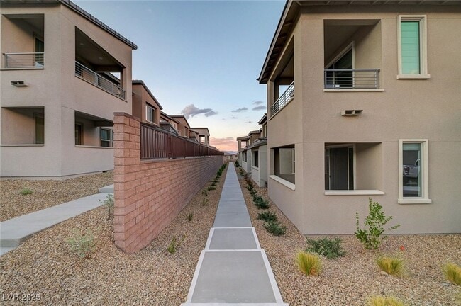 Building Photo - 2537 Monolith St