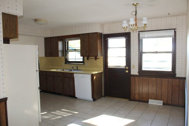 Kitchen - 2252 W Twin Acres Ct