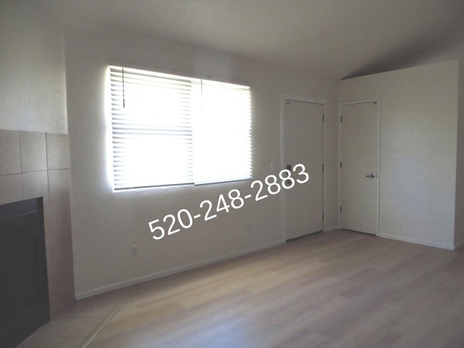 Living room - 2512 E Eastland St Unit 2512