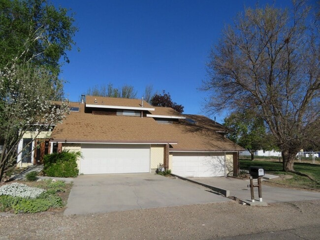 Building Photo - Huge Tri-Level Duplex