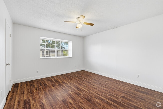 2BR, 1BA - 950SF - Primary Bedroom