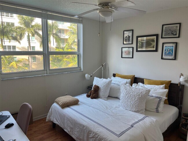 Building Photo - 2000 N Bayshore Dr Unit 301