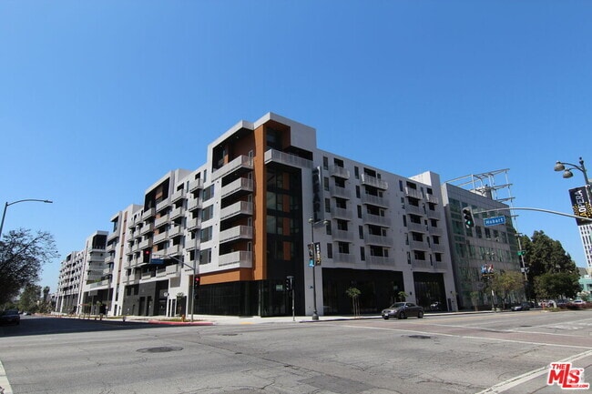 Building Photo - 687 S Hobart Blvd Unit 323 Rental