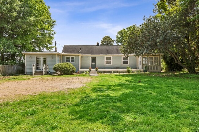 Building Photo - Water Views, Hampton, 3 bed 2.5 bath Ready Now!
