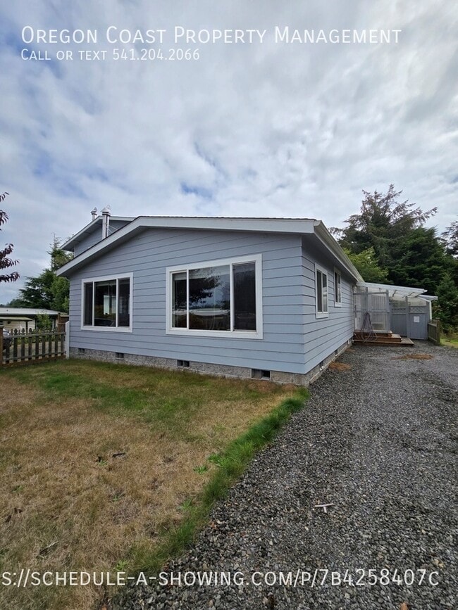 Building Photo - 365 SW Pacific View St Rental