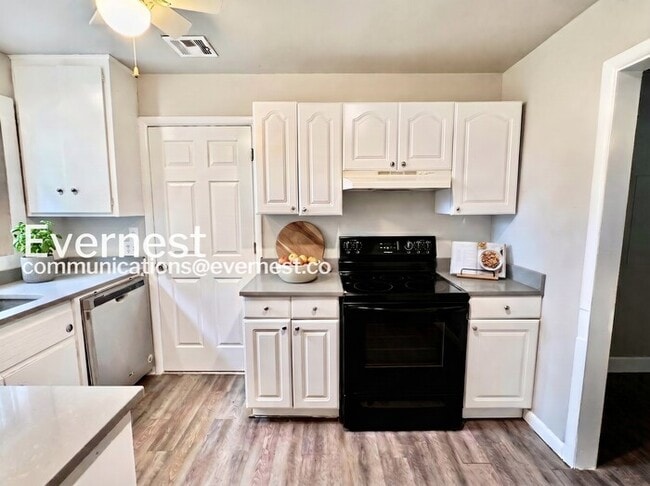 Photo - 802 N Birch St