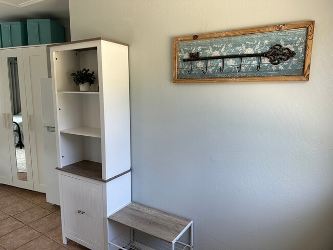 1306 Basswood Ave Unidad studio