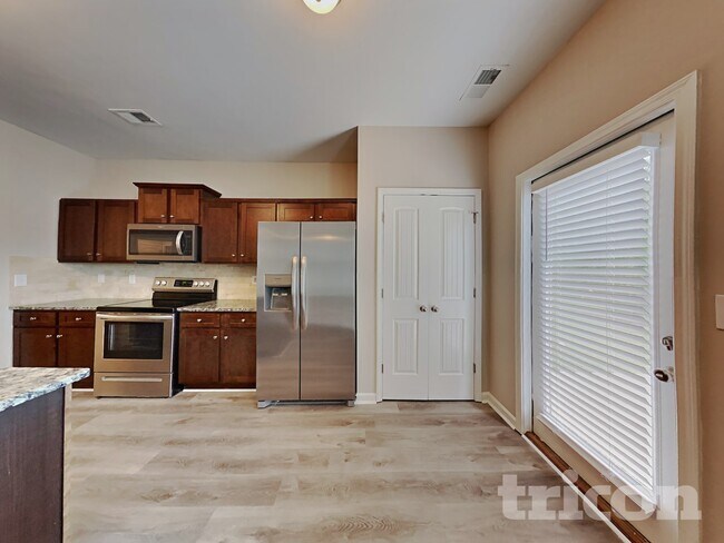 Photo - 142 Daisy Cir