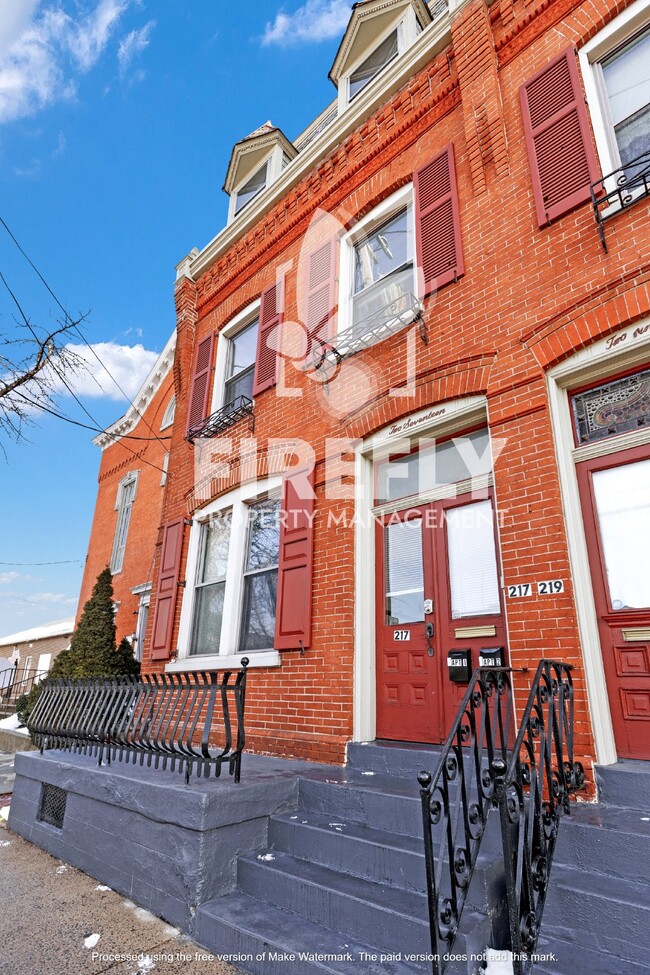 Building Photo - 217 S Queen St Unit 2 Rental