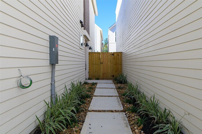 Photo - 881 Rachel St