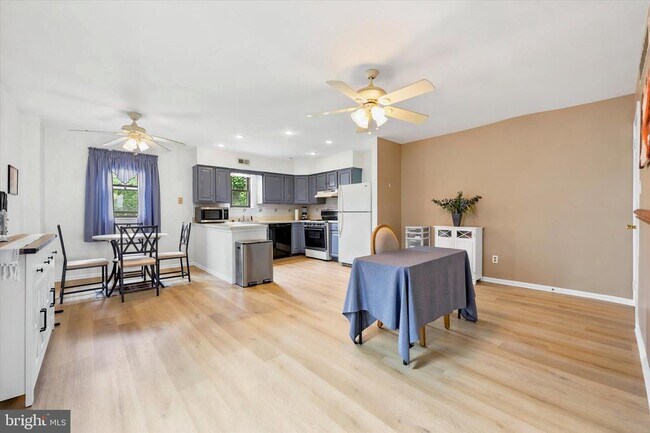Photo - 704 Keely St