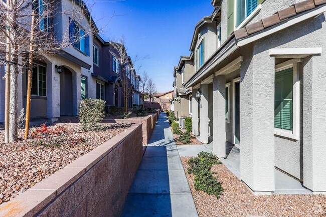 Building Photo - 3 Bedroom Henderson Townhome In Gated Comm...